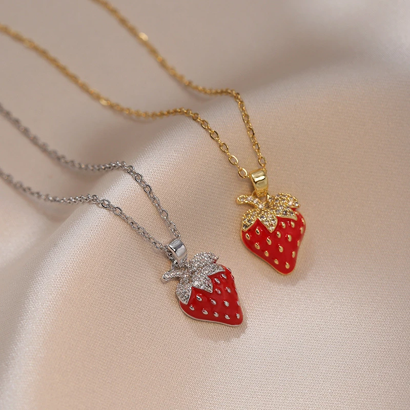 Collier pendentif fraise