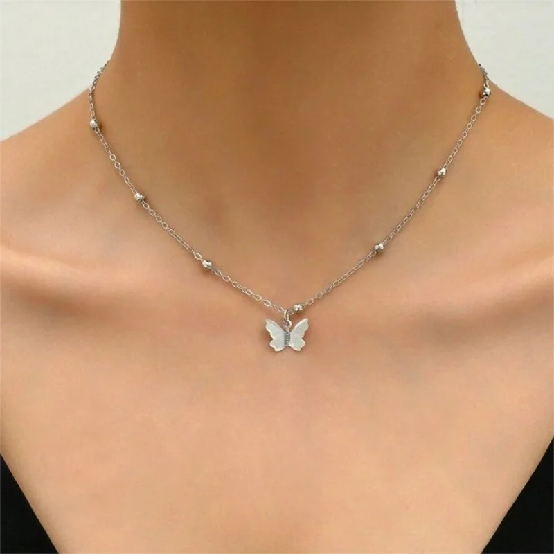 Collier long, dos nu