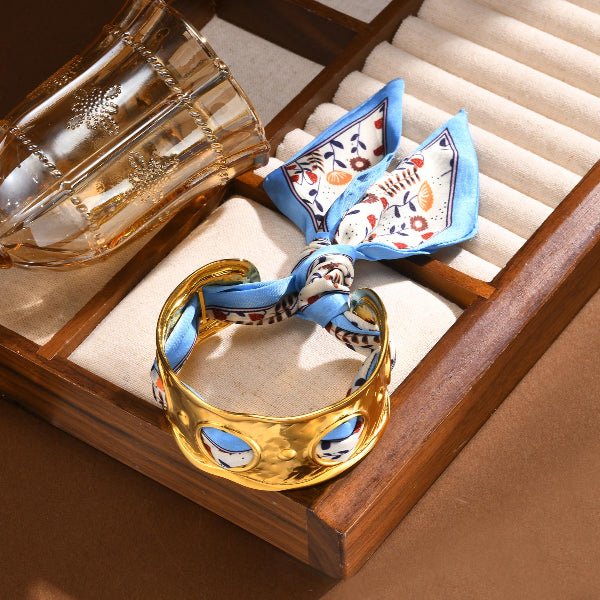 Bracelet manchette avec écharpe