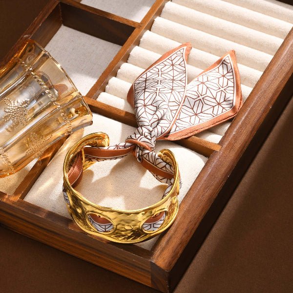 Bracelet manchette avec écharpe