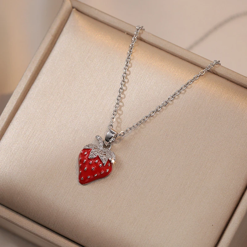 Collier pendentif fraise
